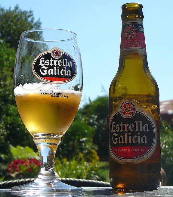 Vaso y botella medio vacíos de Estrella Galicia Pilsen